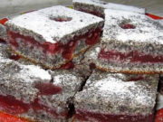 Krémový makovník z hrnečku se zakysanou smetanou a marmeládou! Hotový je za pár minut!