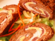 Až budete mít příště doma mleté maso nedělejte karbanátky, ale zkuste tuto roládu: Je tak výborná, že vás proslaví na každé oslavě či rodinné večeři!