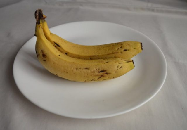 5dcebbea-1c80-472e-bfec-483b0a0a0a64-350-two-bananas-on-dish-690x480