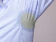 POTÍTE SE V SEDĚ? ZVÝŠENÉ POCENÍ MŮŽE ZNAČOVAT VÁŽNÝ PROBLÉM: Zde je to, co se děje ve vašem těle