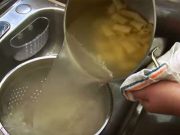 Oplachujete běžně těstoviny v cedníku? OKAMŽITĚ s tím přestaňte