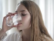 3 ingredience, které promění vodu ve spalovač tuků: Přidejte je a sledujte, jak se tuk magicky rozpouští
